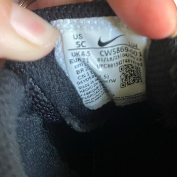 NWOT Infant Nike Court Borough Mid 2 TD 'Triple Black Sneakers - Picture 5 of 5